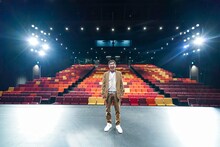 自身が命名した新劇場「IMM THEATER」と、明石家さんま。(c)吉本興業
