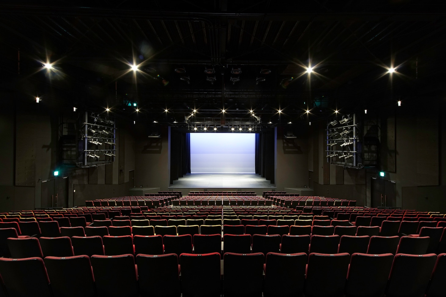 IMM THEATER (c)吉本興業