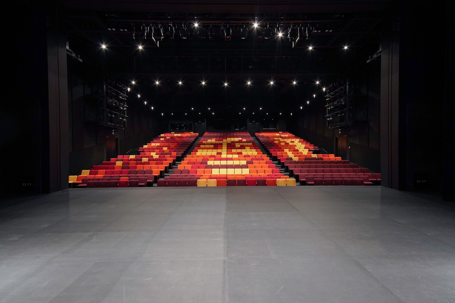 IMM THEATER (c)吉本興業