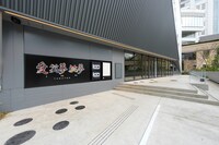 ロゴモニュメントが提示されたIMM THEATER正面入口。(c)吉本興業