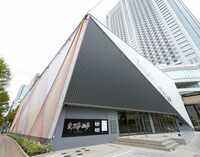 ロゴモニュメントが提示されたIMM THEATER正面入口。(c)吉本興業