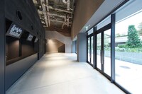 IMM THEATERの1Fホワイエ。(c)吉本興業