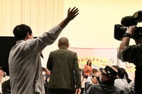 登場するタカアンドトシ。