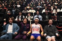 4DXで映画を鑑賞する（手前左から）ぺこぱ、サンシャイン池崎、村重杏奈。