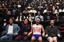 4DXで映画を鑑賞する（手前左から）ぺこぱ、サンシャイン池崎、村重杏奈。