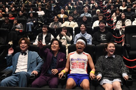 4DXで映画を鑑賞する（手前左から）ぺこぱ、サンシャイン池崎、村重杏奈。