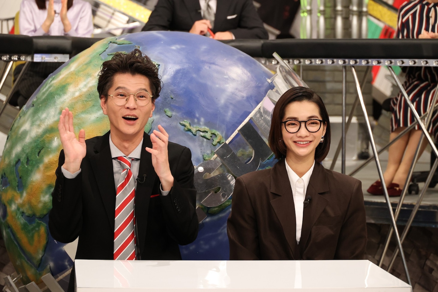「全力！脱力タイムズ」に出演する（左から）モグライダー芝、見上愛。(c)フジテレビ