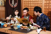 左から渋谷凪咲、かまいたち。(c)関西テレビ