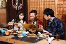 左から渋谷凪咲、かまいたち。(c)関西テレビ