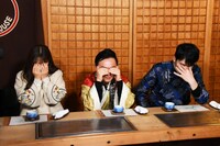 左から渋谷凪咲、かまいたち。(c)関西テレビ