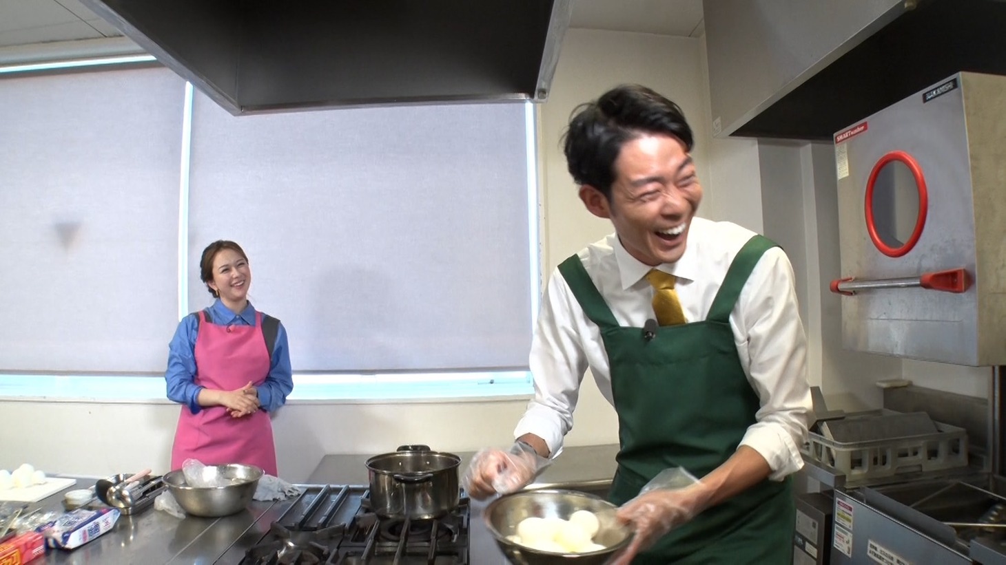左から村重杏奈、ネイビーズアフロみながわ。(c)読売テレビ