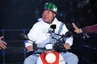 原付きバイクで登場した出川哲朗。