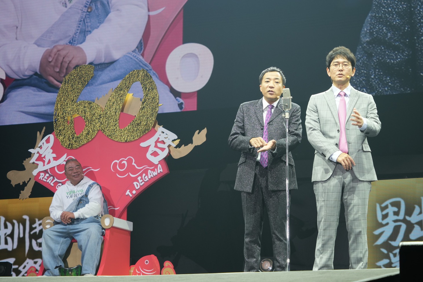 出川哲朗を題材としたヤホー漫才を披露するナイツ。