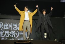 カラオケの場で見せる打ち上げ芸として「YAH YAH YAH」を披露するウッチャンナンチャン。