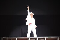 「永ちゃん」ならぬ「でーちゃん」コールでライブに登場する出川哲朗。