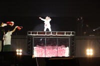 ライブの途中に落とし穴に落ちる出川哲朗。