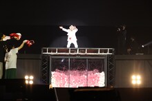 ライブの途中に落とし穴に落ちる出川哲朗。