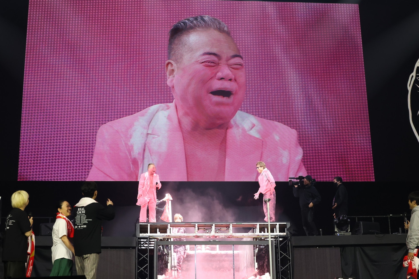 落とし穴に落ちて粉まみれとなる出川哲朗。