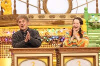 左から、くりぃむしちゅー有田、春香クリスティーン。(c)フジテレビ