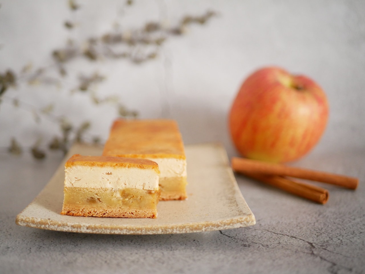 ぼる塾田辺が和菓子ブランドとコラボ、芋ようかんブリュレにリンゴ＆シナモンをプラス