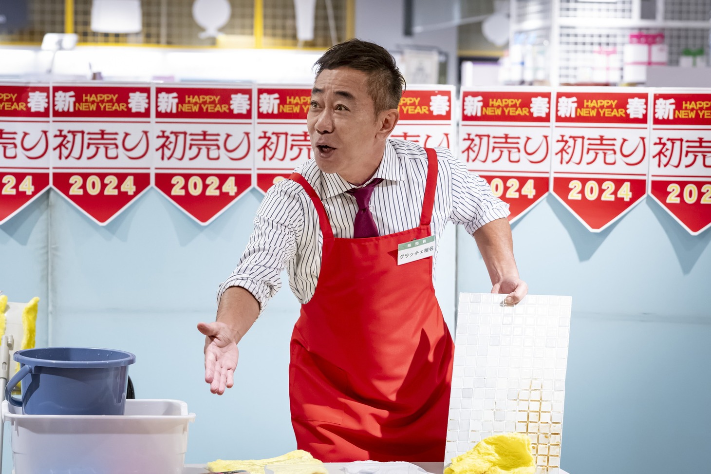 木梨憲武演じる椎名雅彦。実演販売士として働いている。(c)関西テレビ
