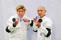 左からビスケットブラザーズきん、今井らいぱち。(c)関西テレビ