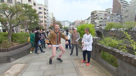 VTRのオープニングにブリーフ姿で登場する、そいつどいつ・市川刺身。(c)ABCテレビ