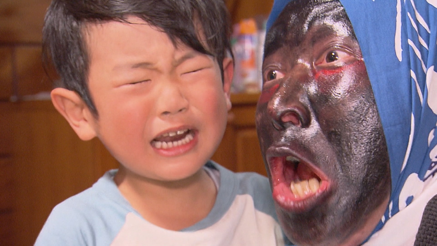 長崎の伝統行事「モットモ」で子供を驚かせる、そいつどいつ・市川刺身（右）。(c)ABCテレビ