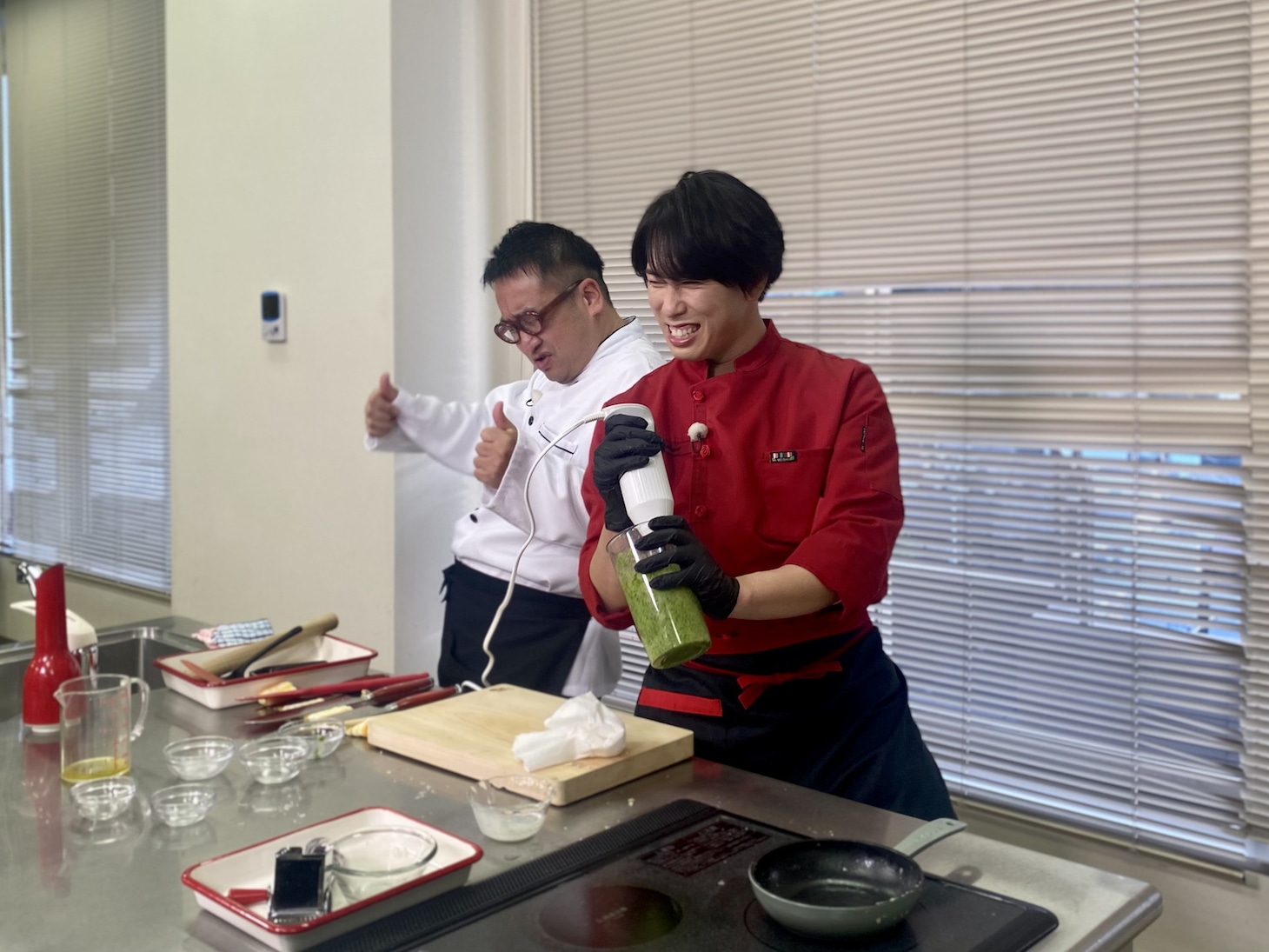 なすなかにし中西と宮舘涼太。(c)TBS