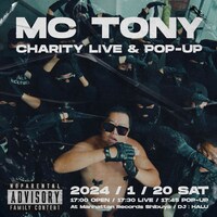 チャリティライブ＆ポップアップを開催するMC TONY（とにかく明るい安村）。