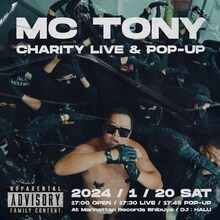 チャリティライブ＆ポップアップを開催するMC TONY（とにかく明るい安村）。