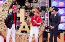 やさしいズとコラボするザブングル加藤（中央）。