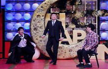 ファイヤーサンダーとコラボするザブングル加藤（右）。