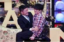 ファイヤーサンダーとコラボするザブングル加藤（左）。