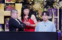 金の国とコラボするザブングル加藤（中央）。