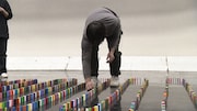 一瞬の油断ですべてが無に帰すドミノ並べで、緊張すると体のどこに汗をかくか検証する。(c)NHK