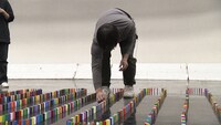 一瞬の油断ですべてが無に帰すドミノ並べで、緊張すると体のどこに汗をかくか検証する。(c)NHK