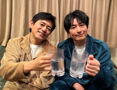 「家呑み華大」に出演する博多華丸・大吉。(c)BS朝日