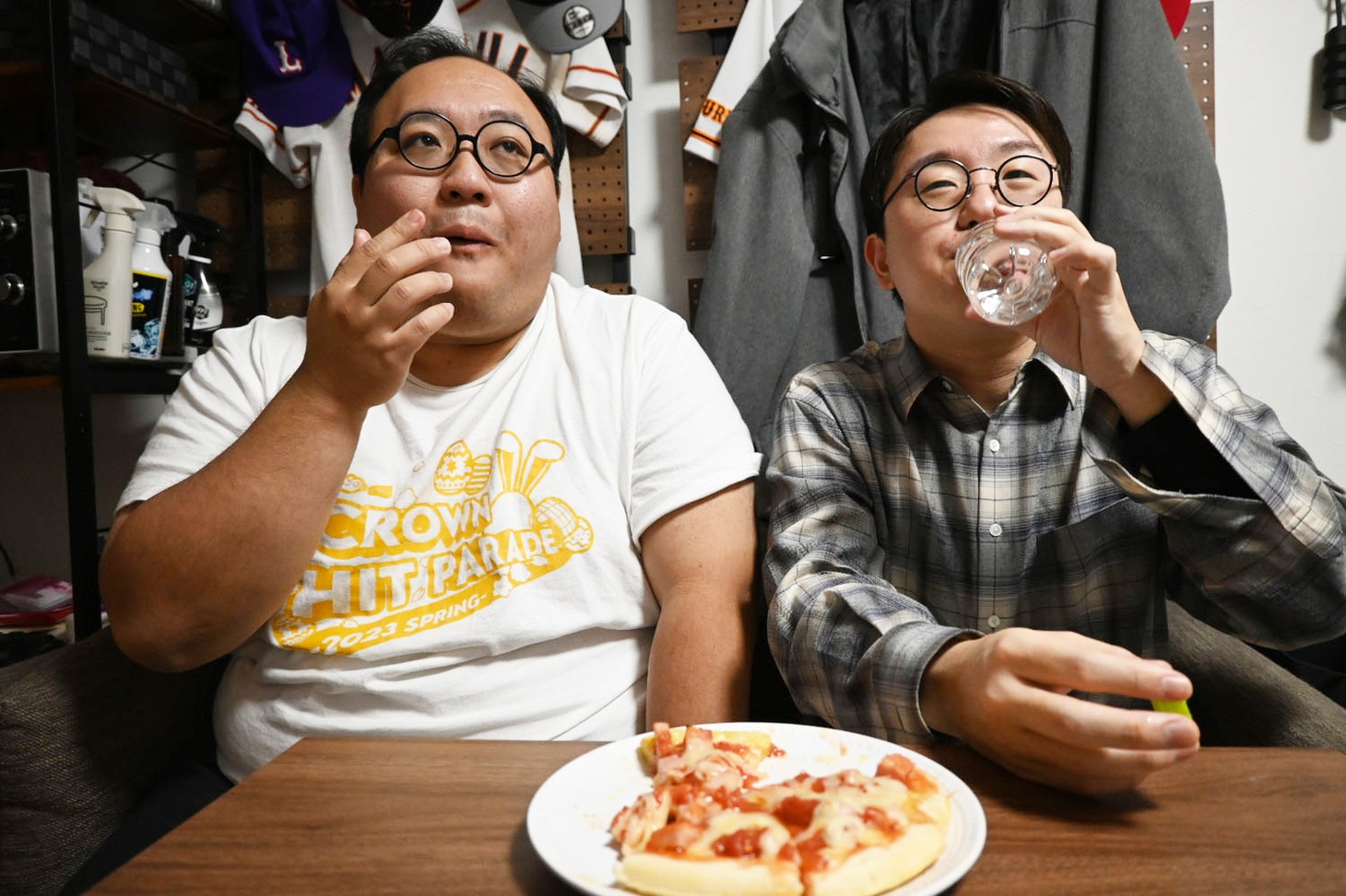 大鶴肥満お手製ピザを食べる大鶴肥満と檜原。