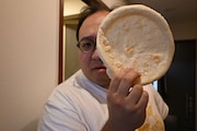 ピザ生地をお面のようにする大鶴肥満。(撮影:檜原洋平)