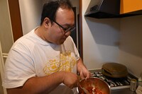 ソースを作る大鶴肥満。（撮影：檜原洋平）