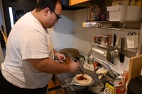 生地にソースを塗る大鶴肥満。（撮影：檜原洋平）