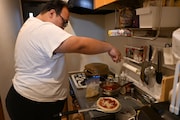 高いところからチーズを振りかける大鶴肥満。(撮影:檜原洋平)