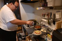 オリーブオイルをかける大鶴肥満。（撮影：檜原洋平）