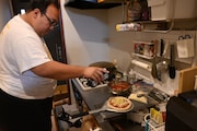 オリーブオイルをかける大鶴肥満。(撮影:檜原洋平)