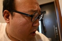 ピザ窯からピザを取り出している大鶴肥満。（撮影：檜原洋平）