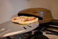 ピザ窯からピザを取り出す。（撮影：檜原洋平）