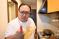 ピザカッターを持つ大鶴肥満。（撮影：檜原洋平）