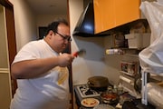 ピザカッターの刃の具合を確かめる大鶴肥満。(撮影:檜原洋平)