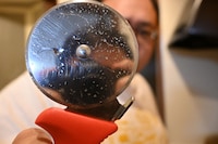 ピザカッターに映るカメラマン檜原。（撮影：檜原洋平）